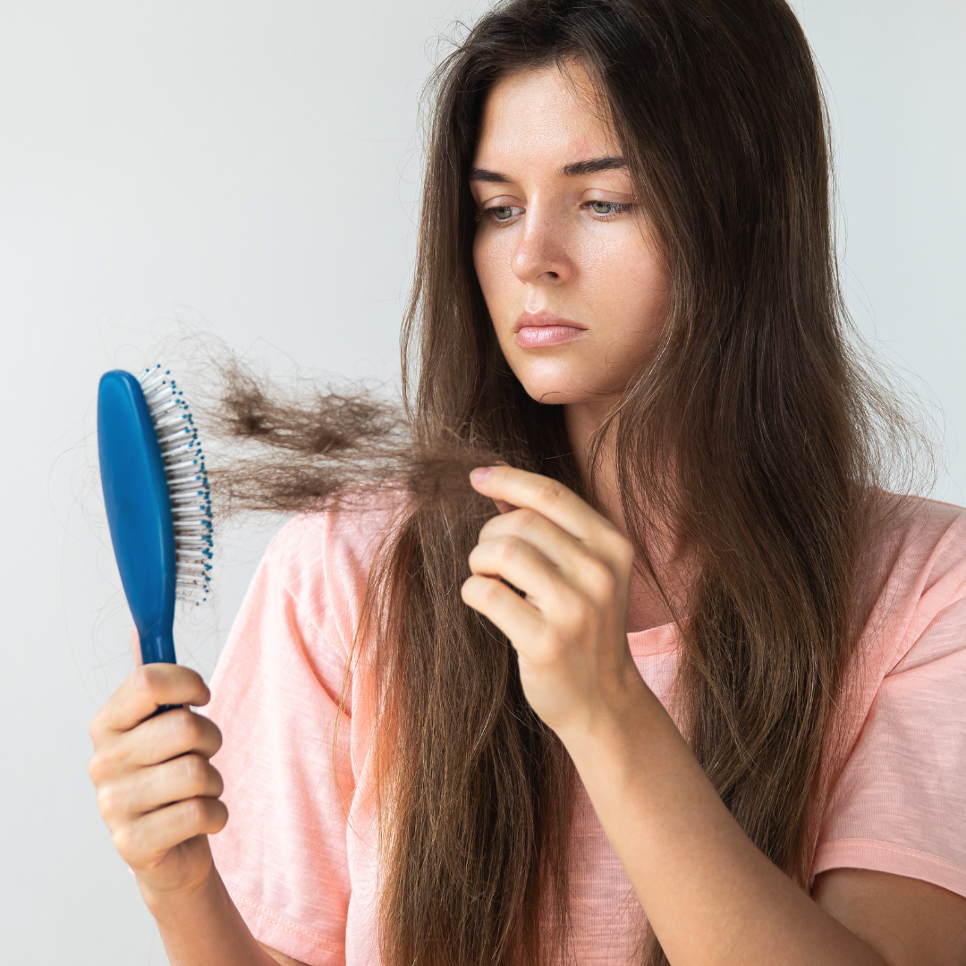 La Chute de Cheveux : Causes, Prévention et Traitement