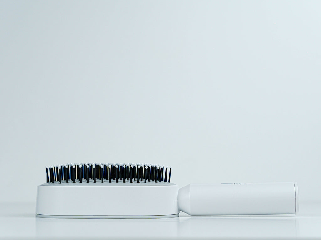 Hair Pop Brush – Brosse à bouton poussoir anti-cheveux By Khemiri