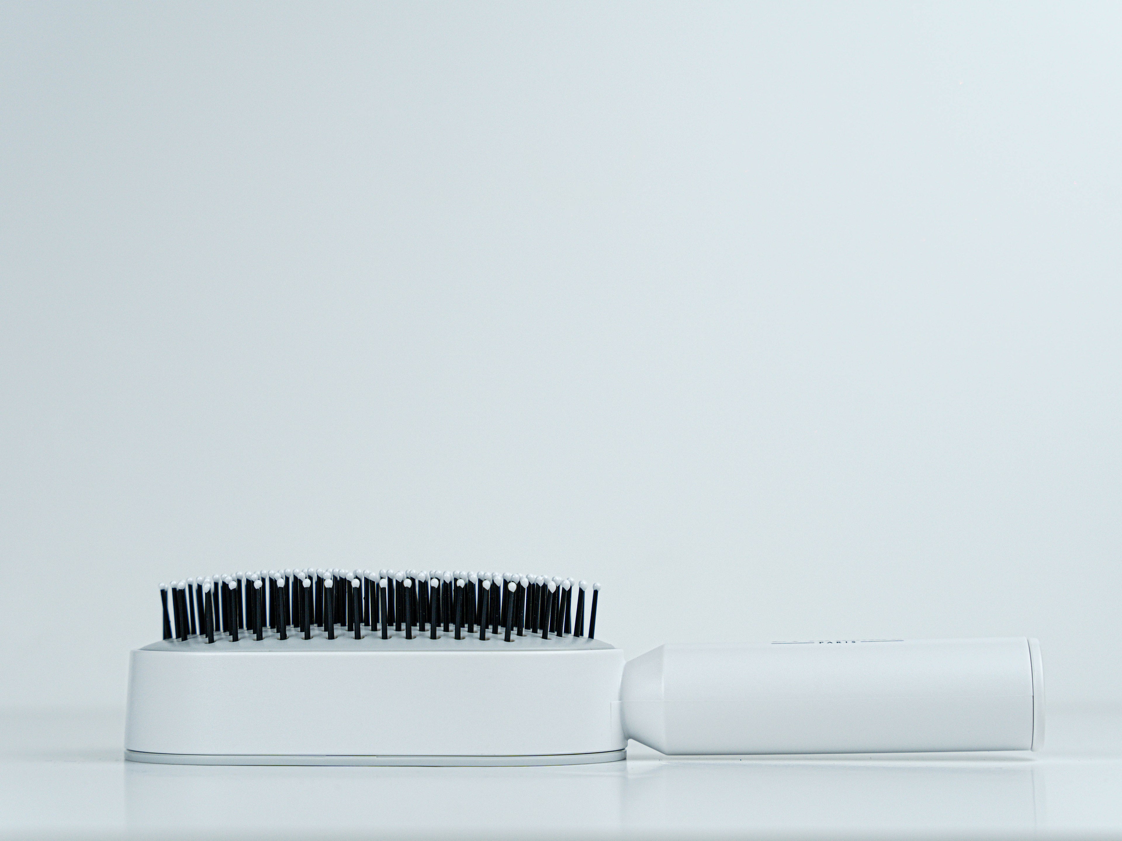 Hair Pop Brush – Brosse à bouton poussoir anti-cheveux By Khemiri