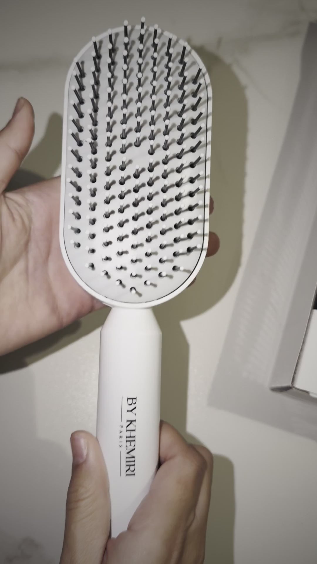 Hair Pop Brush – Brosse à bouton poussoir anti-cheveux By Khemiri